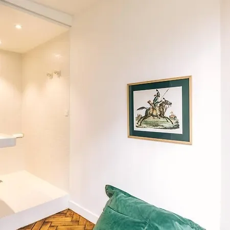 Bright In The 10arr. - 4 People Apartment *